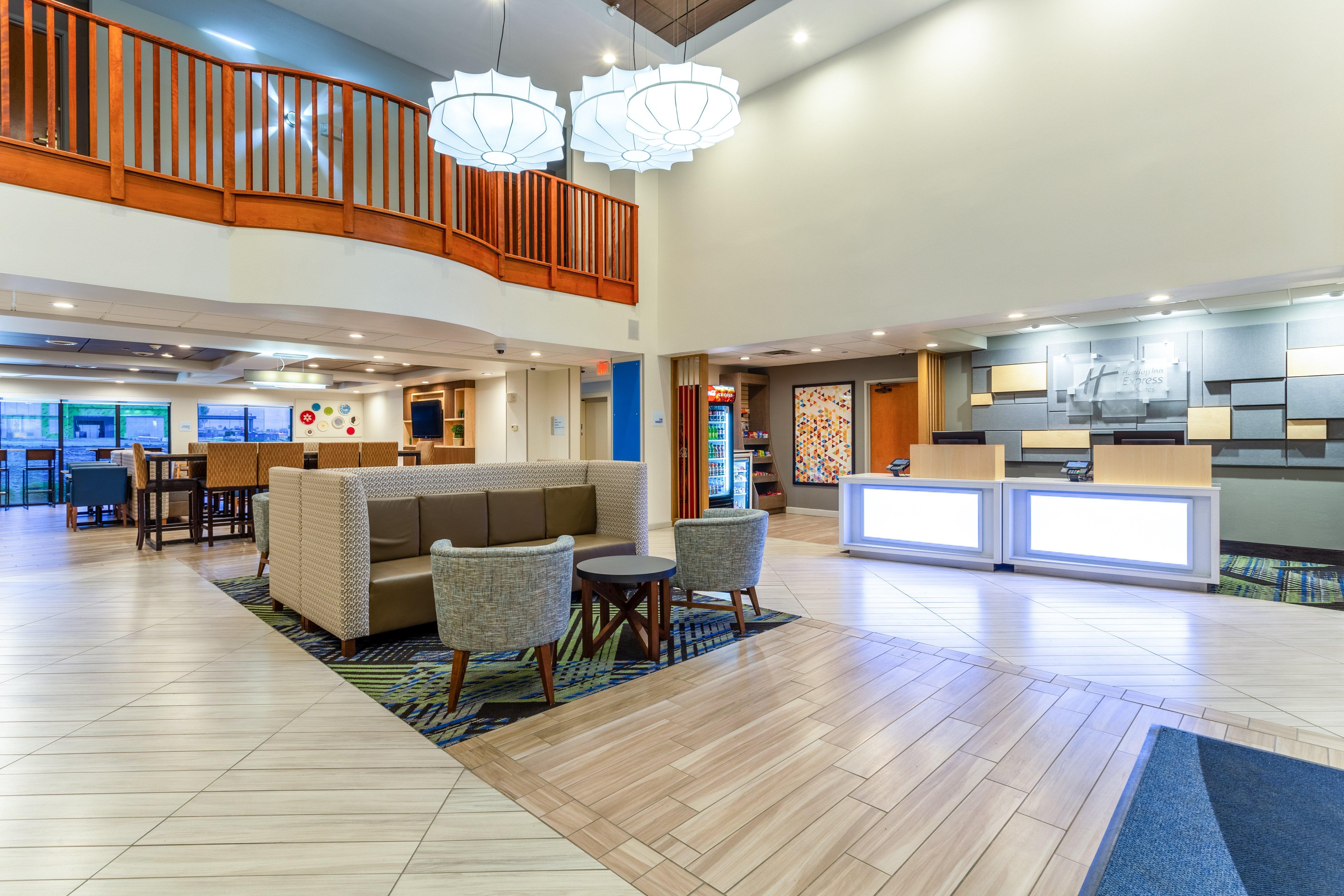 Holiday Inn Express & Suites Cedar Falls Exterior photo