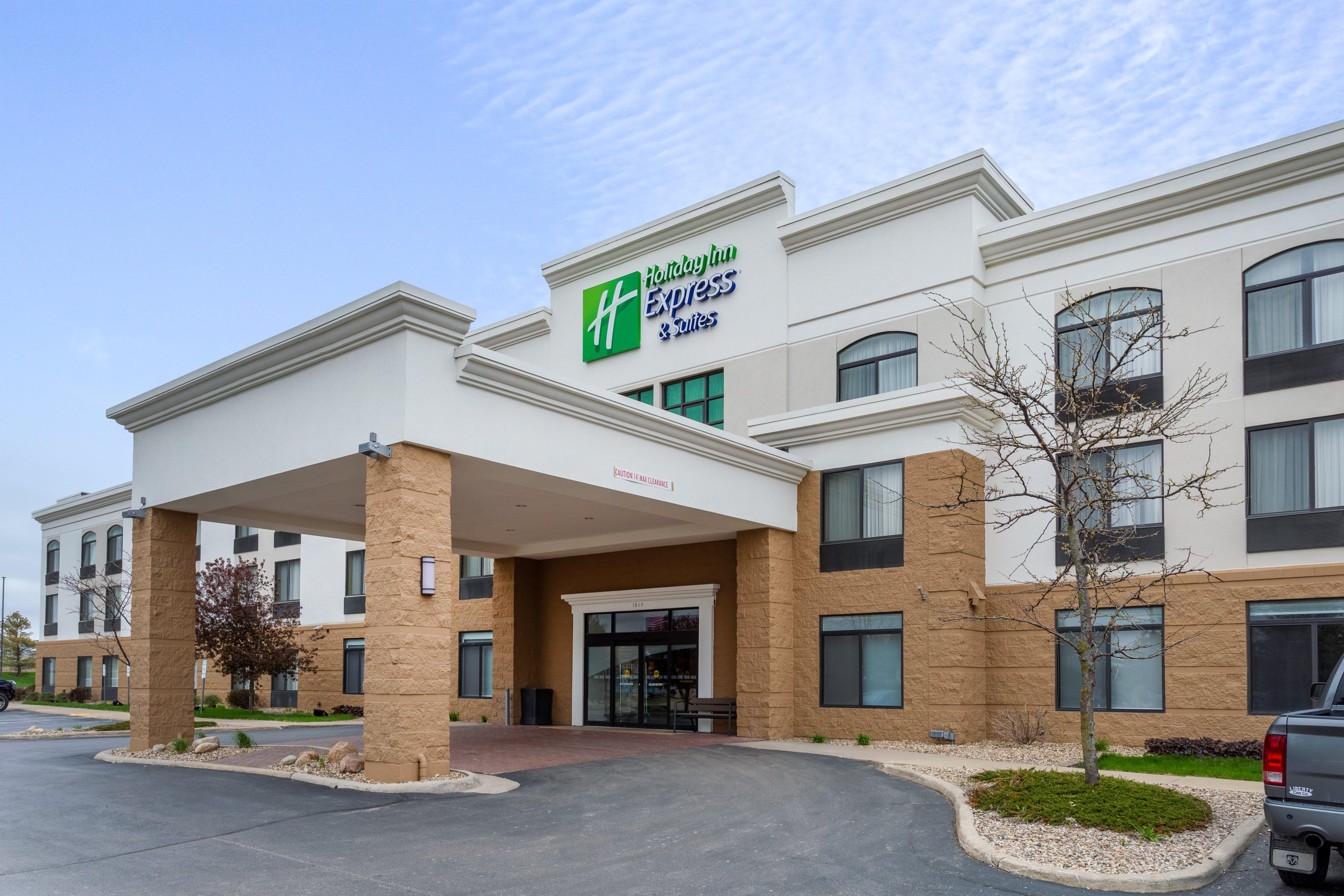 Holiday Inn Express & Suites Cedar Falls Exterior photo
